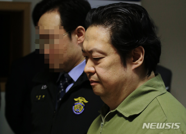 [대구=뉴시스]강의구 기자 = 지난 2015년 1월15일 대구 가정법원에서 열린 재산상속포기신청심문에 참석한 고 유병언 전 세모그룹 회장의 장남 유대균씨가 법정을 나서고 있다. 2015.01.15. kang29@newsis.com