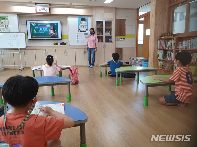 [안동=뉴시스] '코로나 이후'의 초등 돌봄교실 광경. (사진=경북도 제공) 2020.09.09