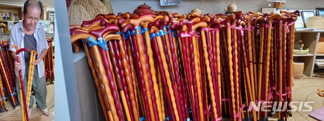 [보은=뉴시스] 김재광 기자 = 망백(望百)을 넘어 상수(上壽)를 바라보는 충북 보은군 산외면 거주 서재원(93) 할아버지가 장수지팡이 1000개를 만들어 9일 ㈔대한노인회 충북연합회에 기증했다.(사진=보은군 제공)2020.09.09 photo@newsis.com