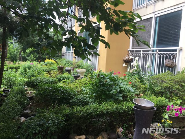 [세종=뉴시스] 농촌진흥청은 아파트 화단에 주민이 직접 꽃과 나무를 심어 새로 단장할 수 있도록 'DIY(손수 제작) 화단 조성 기술'을 개발했다.(사진=농촌진흥청)