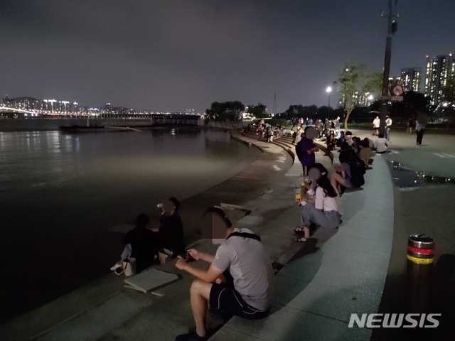[서울=뉴시스] 심동준 기자 = 지난 8일 오후 서울 반포한강공원에서 시민들이 여가를 즐기고 있다. 2020.09.09. s.won@newsis.com