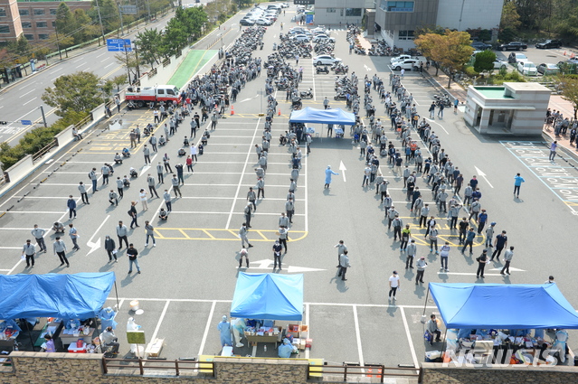 [울산=뉴시스]배병수 기자 = 9일 오후 울산 동구보건소 선별진료소 앞에 코로나19 진단검사를 받으려는 현대중공업 직원들이 몰려 북새통을 이루고 있다. 2020.09.09. bbs@newsis.com