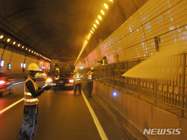 [서울=뉴시스] 서울시설공단 자동차전용도로 지하터널 세척 모습. (사진=서울시설공단 제공) 2020.09.10. photo@newsis.com