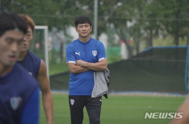 [서울=뉴시스] 수원 삼성 박건하 감독이 선수단의 첫 훈련을 지휘했다. (제공=수원 삼성)