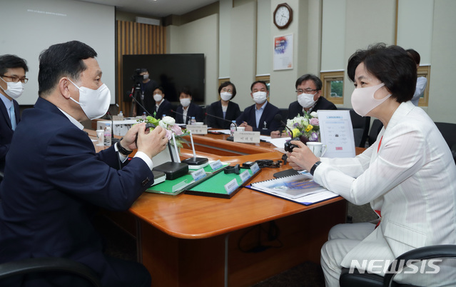 [서울=뉴시스] 추미애 법무부 장관(오른쪽)이 9일 위치추적중앙관제센터를 방문해 강호성 범죄예방정책국장(왼쪽)으로부터 신형 전자발찌에 대해 설명을 듣고 있다. 2020.09.09. (사진=법무부 제공)