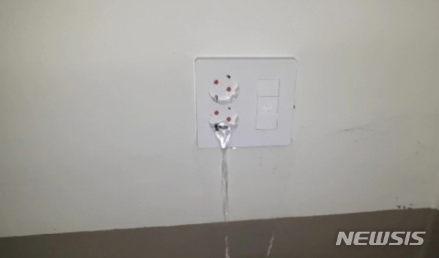 [전주=뉴시스] 한훈 기자 = 전북 전주시 서신동의 바구멀 1구역 '아이파크e편한세상' 한 상가건물의 콘센트에서 물이흐르고 있다.2020.09.09. 369369125@newsis.com&nbsp; 