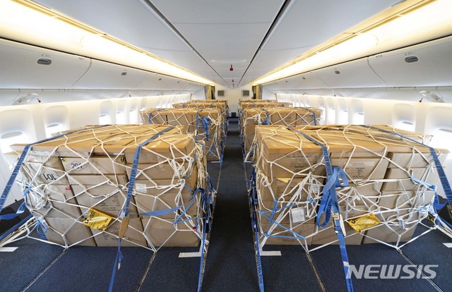 [서울=뉴시스]대한항공은 지난 8일 화물 수송을 위해 개조 작업을 완료한 보잉777-300ER 기종을 처음으로 화물 노선에 투입했다고 9일 밝혔다. 신종 코로나바이러스 감염증(코로나19) 이후 일부 외국 항공사들이 여객기를 개조해 화물을 수송하고 있지만 국내에서는 대한항공이 처음이다. 사진은 개조작업이 완료된 대한항공 보잉 777-300ER 내부에 화물이 적재된 모습. (사진=대한항공 제공) 2020.09.09.&nbsp; photo@newsis.com