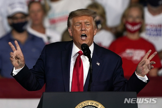 [윈스턴세일럼=AP/뉴시스]도널드 트럼프 미국 대통령이 8일(현지시간) 노스캐롤라이나 윈스턴세일럼에서 대선 선거 유세를 하고 있다. 2020.09.09.
