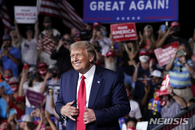 [윈스턴세일럼=AP/뉴시스]도널드 트럼프 미국 대통령이 8일(현지시간) 노스캐롤라이나 윈스턴세일럼에서 대선 선거 유세 현장에서 활짝 웃고 있다. 2020.09.09