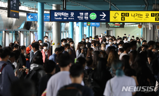 [서울=뉴시스]조수정 기자 = 9일 오전 서울 구로구 신도림역에서 마스크를 쓴 시민들이 지하철을 이용해 출근하고 있다. 2020.09.09.&nbsp; chocrystal@newsis.com