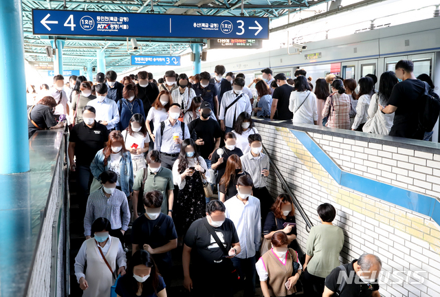 [서울=뉴시스]조수정 기자 = 9일 오전 서울 구로구 신도림역에서 마스크를 쓴 시민들이 지하철을 이용해 출근하고 있다. 2020.09.09. chocrystal@newsis.com