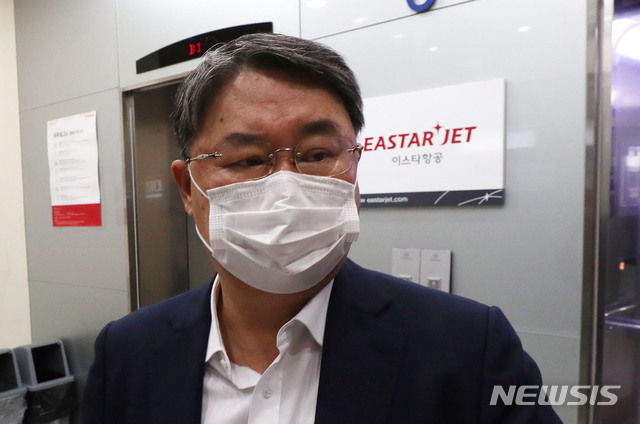 [서울=뉴시스] 박미소 기자 = 최종구 이스타항공 대표가 9일 오전 서울 강서구 이스타항공 본사에서 열린 임시주주총회에 참석하고 있다.2020.09.09.&nbsp; photo@newsis.com