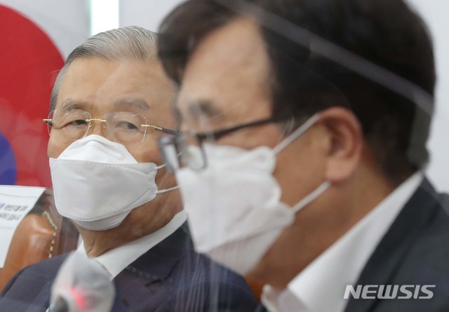 [서울=뉴시스]홍효식 기자 = 국민의힘 김종인 비상대책위원장이 9일 오전 국회에서 열린 비상대책위원장-중진의원 회의에서 서병수 의원의 발언을 경청하고 있다. 2020.09.09.&nbsp; photo@newsis.com