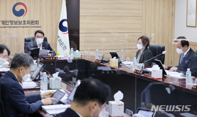 [서울=뉴시스]김명원 기자 = 윤종인 개인정보보호위원회 위원장이 9일 오전 서울 종로구 정부서울청사에서 열린 2020 제3회 개인정보 보호위원회 회의에 참석해 발언하고 있다. 2020.09.09. kmx1105@newsis.com