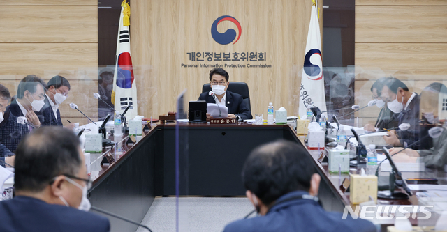 [서울=뉴시스]김명원 기자 = 윤종인 개인정보보호위원회 위원장이 9일 오전 서울 종로구 정부서울청사에서 열린 2020 제3회 개인정보 보호위원회 회의에 참석해 발언하고 있다. 2020.09.09. kmx1105@newsis.com