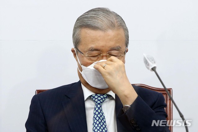 [서울=뉴시스]홍효식 기자 = 국민의힘 김종인 비대위원장이 9일 국회에서 열린 비상대책위원장-중진의원 회의에서 마스크를 고쳐 쓰고 있다. 2020.09.09. photo@newsis.com