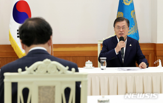 [서울=뉴시스]추상철 기자 = 문재인 대통령이 9일 청와대에서 열린 더불어민주당 지도부와의 간담회에서 발언하고 있다. 2020.09.09. scchoo@newsis.com