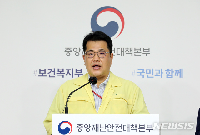[세종=뉴시스]강종민 기자 = 손영래 중앙사고수습본부 전략기획반장이 9일 오전 정부세종청사에서 열린 코로나19 중대본 브리핑에서 이번주 거리두기 동참시 2.5단계 추가 연장은 필요 없을것 이라고 밝히고 있다. 2020.09.09. photo@newsis.com