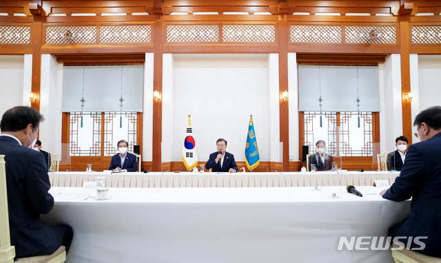 [서울=뉴시스]추상철 기자 = 문재인 대통령이 9일 오전 청와대 본관에서 이낙연 더불어민주당 대표를 비롯한 당 지도부와 간담회를 하고 있다. 2020.09.09. scchoo@newsis.com