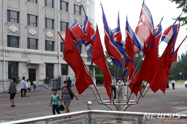 [평양=AP/뉴시스]제72주년 북한 정권 수립 기념일인 지난해 9월9일 평양 거리에 북한 국기가 펄럭이고 있다. 2021.02.10