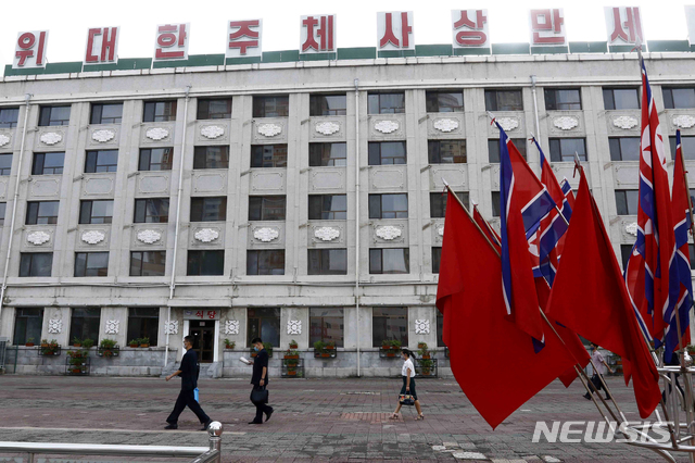  [평양=AP/뉴시스]제72주년 북한 정권 수립 기념일인 9일 평양 거리에 북한 국기가 펄럭이고 있다. 북한은 1948년 9월9일 북한 '5대 명절' 중 하나인, 이른바 9·9절로도 불리는 '북한 정권 수립 기념일'을 기념해 지역별, 단체별 군중대회를 열고 충성경쟁과 부국강병 건설을 다짐하는 것으로 알려졌다. 2020.09.09. 
