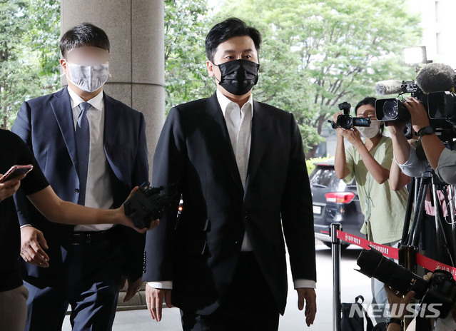 [서울=뉴시스] 박미소 기자 = 불법 도박을 한 혐의를 받는 양현석 전 YG 엔터테인먼트 대표가 지난 9월 서울 마포구 서울서부지방법원으로 들어서고 있다. 2020.09.09. misocamera@newsis.com
