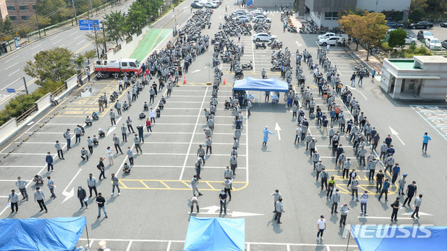 [울산=뉴시스] 배병수 기자 = 최근 현대중공업 울산 본사 직원 6명이 잇따라 신종 코로나바이러스 감염증(코로나19) 확진 판정을 받은 가운데 9일 오후 코로나19 진단검사를 받으려는 현대중공업 직원들이 울산 동구보건소 선별진료소 앞에서 대기하고 있다. 2020.09.09.&nbsp; bbs@newsis.com