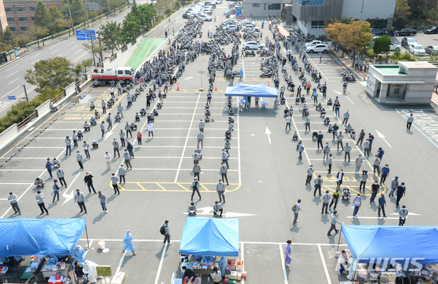 [울산=뉴시스] 배병수 기자 = 최근 현대중공업 울산 본사 직원 6명이 잇따라 신종 코로나바이러스 감염증(코로나19) 확진 판정을 받은 가운데 9일 오후 코로나19 진단검사를 받으려는 현대중공업 직원들이 울산 동구보건소 선별진료소 앞에서 대기하고 있다. 2020.09.09.&nbsp; bbs@newsis.com