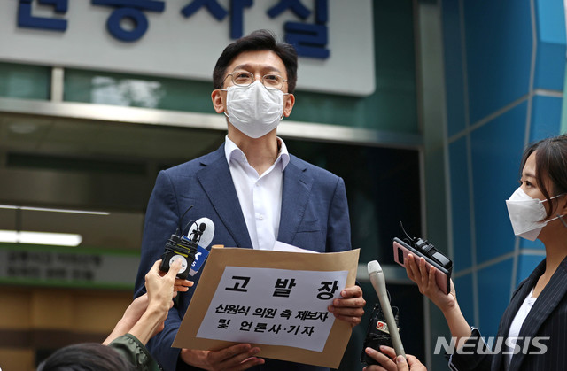 [서울=뉴시스]김병문 기자 = 추미애 법무부 장관의 아들 서모씨의 법률 대리인인 현근택 변호사가 9일 오후 서울 종로구 서울경찰청에서 서씨의 부대 배치 관련 청탁이 있었다고 언급한 당시 주한미군 한국군지원단장과 해당 발언의 녹취 내용을 보도한 방송사 SBS에 대한 고발장을 제출한 뒤 기자회견을 하고 있다. 2020.09.09. photo@newsis.com