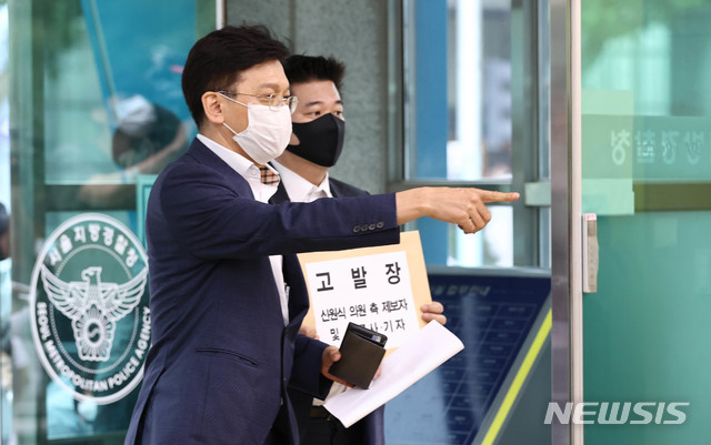 [서울=뉴시스]김병문 기자 = 추미애 법무부 장관의 아들 서모씨의 법률 대리인인 현근택 변호사가 9일 오후 서울 종로구 서울지방경찰청에서 서씨의 부대 배치 관련 청탁이 있었다고 언급한 당시 주한미군 한국군지원단장과 해당 발언의 녹취 내용을 보도한 방송사 SBS에 대한 고발장을 제출하고 있다. 2020.09.09. photo@newsis.com