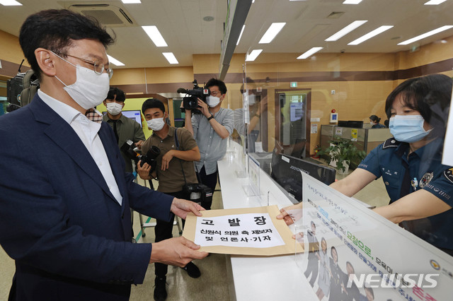 [서울=뉴시스]김병문 기자 = 추미애 법무부 장관의 아들 서모 씨의 법률 대리인인 현근택 변호사가 지난 9월9일 오후 서울 종로구 서울지방경찰청에서 서모 씨의 부대 배치 관련 청탁이 있었다고 언급한 당시 주한미군 한국군지원단장과 해당 발언의 녹취 내용을 보도한 방송사 SBS에 대한 고발장을 제출하고 있다. 2020.09.09. photo@newsis.com