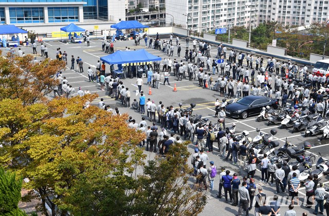 [서울=뉴시스]현대중공업 직원과 가족 등이 신종 코로나바이러스 감염증(코로나19) 확진 판정을 받은 가운데 9일 오후 울산 동구보건소 선별진료소에 현대중공업 직원들이 검사를 받기 위해 줄지어 서 있다. (사진=경상일보 제공) 2020.09.09.&nbsp; photo@newsis.com