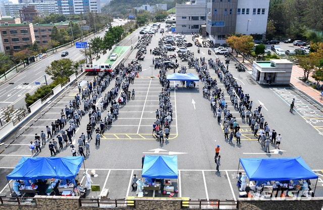 [울산=뉴시스]현대중공업 직원과 가족 등이 코로나19) 확진 판정을 받은 가운데 지난해 9월 9일 오후 울산 동구보건소 선별진료소에 현대중공업 직원들이 검사를 받기 위해 줄지어 서 있다. (사진=뉴시스DB) 2020.09.09. photo@newsis.com