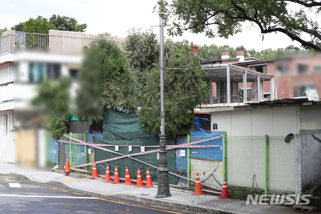 [서울=뉴시스] 고승민 기자 = 서울 종로구청 소속으로 청와대 인근 무궁화동산 등 관내 공원관리 및 청소 업무를 하던 기간제 근로자 8명이 코로나19 확진 판정을 받은 9일 서울 종로구 무궁화동산 인근 근로자들의 휴게실이 통제돼 있다. 2020.09.09. kkssmm99@newsis.com