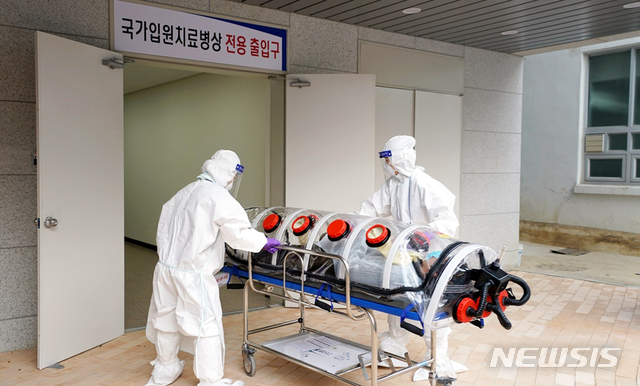 [광주=뉴시스] 조선대학교병원이 지난 2020년 감염병 환자 이송 모의훈련을 하는 모습. (사진=조선대병원 제공). 2024.03.19. photo@newsis.com