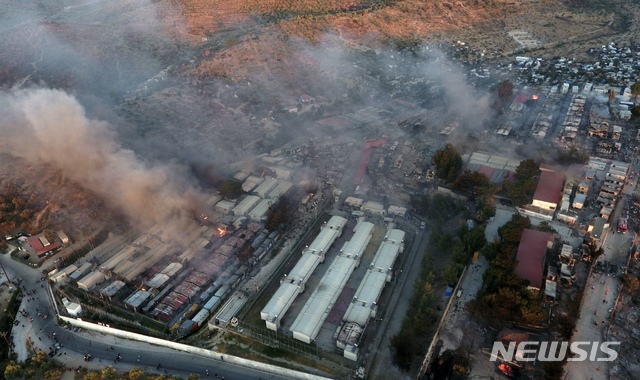 [레스보스=AP/뉴시스]9일(현지시간) 그리스 레스보스섬의 모리아 난민수용소에서 화재가 발생해 컨테이너 주택과 텐트들이 불타고 있다. 이곳은 코로나19 환자가 35명 발생해 1주일 전부터 폐쇄됐던 곳으로 이번 화재로 많은 난민이 탈출했다. 모리아 수용소에는 약 1만2500명의 난민이 수용돼 있었다. 2020.09.09.