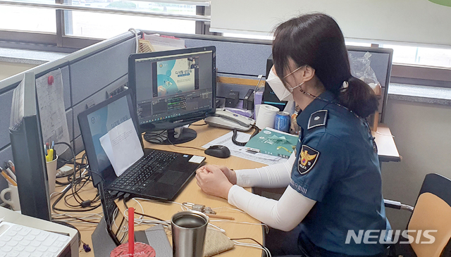[광주=뉴시스] = 광주 남부경찰서 여성청소년과 디지털 성범죄 온라인 예방교육. (사진=광주 남부경찰서 제공). photo@newsis.com