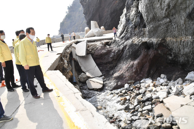 [서울=뉴시스] 정세균 국무총리가 9일 오후 태풍 피해 입은 경북 울릉도를 방문해 태풍 '마이삭'으로 인해 유실된 울릉일주도로를 돌아보고 있다. (사진=문화체육관광부 제공) 2020.09.09.photo@newsis.com