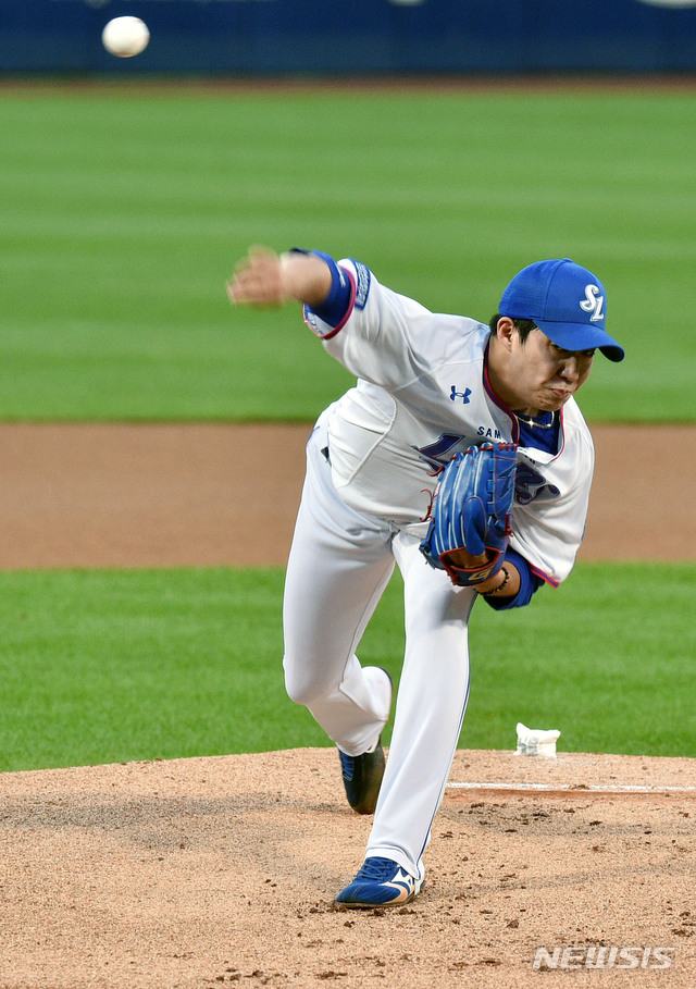[대구=뉴시스] 이무열 기자 = 9일 오후 대구 수성구 삼성라이온즈파크에서 열린 프로야구 ‘2020 신한은행 SOL KBO리그’ 한화 이글스와 삼성 라이온즈의 더블헤더 2차전 경기, 1회초 삼성 선발투수 원태인이 역투하고 있다. 2020.09.09.lmy@newsis.com