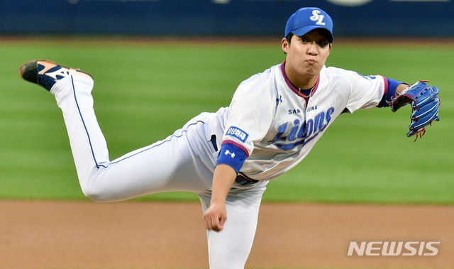 [대구=뉴시스] 이무열 기자 = 9일 오후 대구 수성구 삼성라이온즈파크에서 열린 프로야구 ‘2020 신한은행 SOL KBO리그’ 한화 이글스와 삼성 라이온즈의 더블헤더 2차전 경기, 1회초 삼성 선발투수 원태인이 역투하고 있다. 2020.09.09.lmy@newsis.com