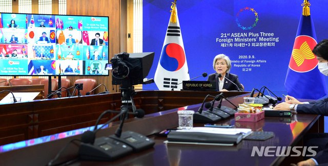 [서울=뉴시스] 전진환 기자 = 아세안+3 외교장관회의가 화상으로 개최된 9일 오후(한국시간) 강경화 외교부장관이 서울 종로구 외교부청사에서 각국 외교장관에게 인사말을 하고 있다. (사진=외교부 제공) 2020.09.09.photo@newsis.com