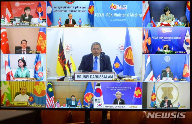 [서울=뉴시스] 전진환 기자 = 한-아세안 외교장관회의가 화상으로 개최된 9일 오후(한국시간) 강경화 외교부장관이 서울 종로구 외교부청사에서 화상으로 회의에 참석하고 있다. (사진=외교부 제공) 2020.09.09. photo@newsis.com