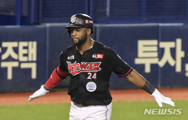 [서울=뉴시스] 박민석 기자 = 9일 오후 서울 송파구 잠실야구장에서 열린 2020 신한은행 SOL KBO리그 kt wiz와 두산 베어스의 경기, 연장 11회초 무사 1루 상황 kt 로하스가 2첨 홈런포를 친 뒤 세레모니를 하고 있다. 2020.09.09. mspark@newsis.com