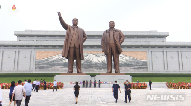 [서울=뉴시스] 전진환 기자 = 조선중앙TV는 9일 조선민주주의인민공화국 창건 72돌(9·9절)을 맞아 각계층 근로자, 조선인민군 장병들이 평양 만수대 언덕에 있는 김일성·김정일 동상을 찾아 헌화했다고 밝혔다. (사진=조선중앙TV 캡쳐) 2020.09.09.photo@newsis.com