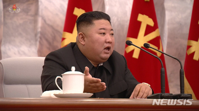 [서울=뉴시스] 전진환 기자 = 조선중앙TV는 지난 8일 김정은 국무위원장이 조선노동당 중앙군사위원회 확대회의를 열어 제9호 태풍 '마이삭' 피해를 입은 함경남도 검덕지구 지원을 논의했다고 보도했다. (사진=조선중앙TV 캡쳐) 2020.09.09.photo@newsis.com