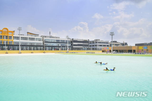 [시흥=뉴시스] 박석희 기자 = 다음달 7일 개장을 앞두고 있는 ‘인공서핑 웨이브파크’ 현장.