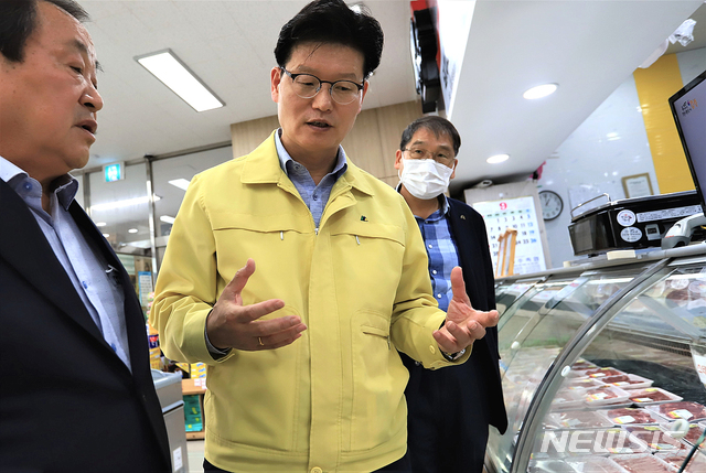 [공주=뉴시스]김정섭 공주시장(가운데)이 신관동 알밤한우 전문매장을 찾아 관계자들과 판매확대 방안 등을 논의하고 있다. 왼쪽 이은승 세종공주축협조합장, 오른쪽 이주성 축산과장)