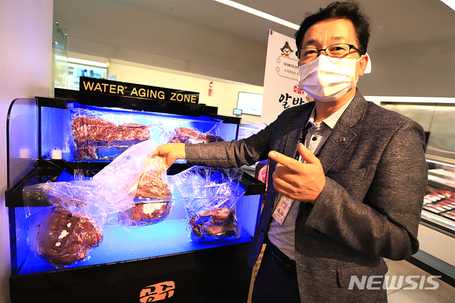 [공주=뉴시스]공주시농업기술센터 전홍남 주무관이 천안 갤러리아센터시티 백화점에서 워터에이징 기법으로 숙성중인 알밤한우에 대해 설명하고 있다.