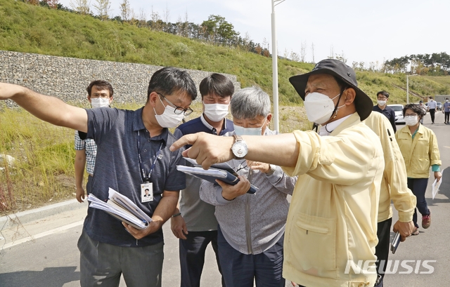 [울산=뉴시스] 박수지 기자 =울산시 북구가 10일 송정지구 내 미이관 공공시설물에 대해 LH공사와 합동점검을 실시한 가운데 이동권 북구청장이 관계 공무원들과 현장 상황을 살펴보고 있다. 2020.09.10.(사진=북구청 제공) photo@newsis.com 