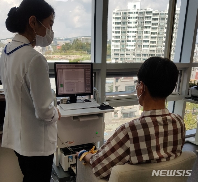 [울산=뉴시스] 박수지 기자 =한국건강관리협회건강증진의원가 10일 내원고객을 대상으로 스트레스 검사 및 상담 서비스를 진행하고 있다.2020.09.10. photo@newsis.com